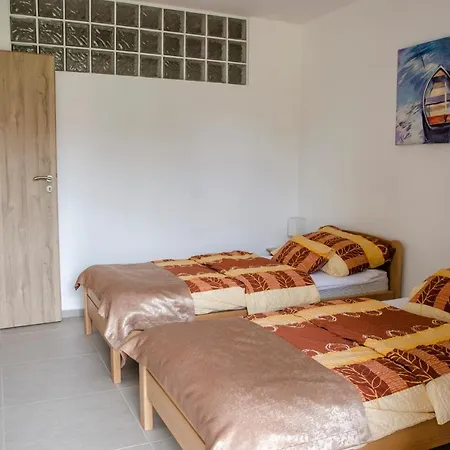 Apartament Siraly *